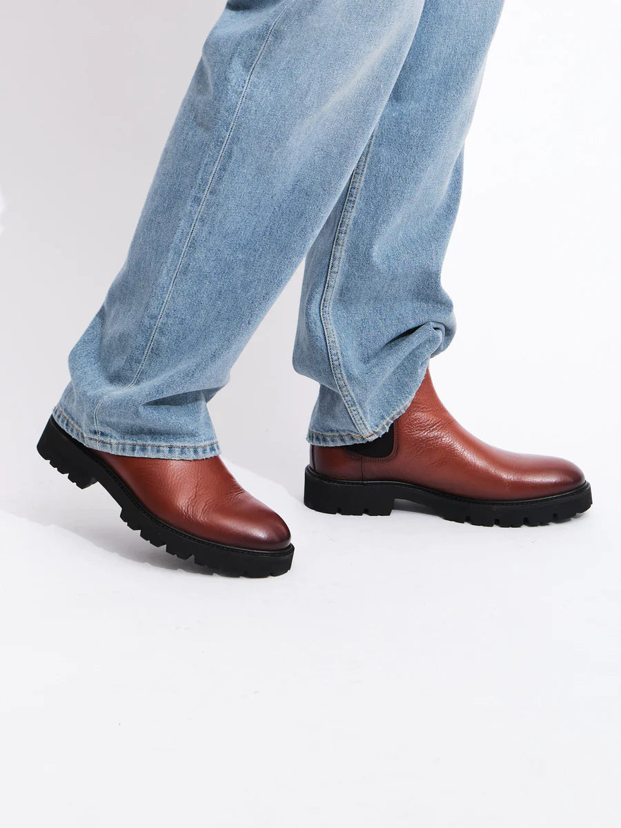 Lightweight Chelsea Boot | Cognac Grained Leather